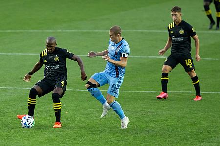 Top midfielders for ball retention under high pressure